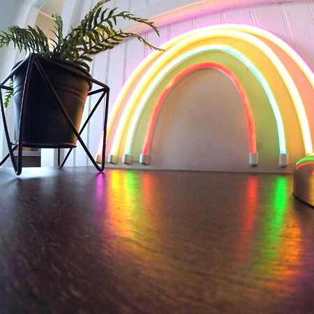 Somewhere Over The Rainbow Loft With Ac Хило Екстериор снимка